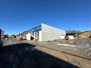 Nieuwbouw KMO-unit te koop met een oppervlakte van 360 m² en 4 privatieve parkeerplaatsen.<br />De lood maakt deel uit van <strong>“Apollo”</strong>, een gloednieuw KMO-project bestaande uit diverse multifunctionele units vanaf 175 m² tot 720 m² (samenvoegbaar), waaronder enkele met kantoorverdieping.<br />Deze ontwikkeling ligt op <strong>minder dan 2 km</strong> van het op- en afrittencomplex van de <strong>E17 te Waregem</strong> – een absolute <strong>toplocatie</strong> voor ondernemers die belang hechten aan bereikbaarheid in een bedrijvige regio.<br /><br />De casco magazijnruimtes (brandklasse C) zijn opgebouwd uit een duurzame staalstructuur met combinatie van geïsoleerde betonpanelen. Ze beschikken over een <strong>vrije hoogte van 6 meter</strong>, wat zorgt voor een optimaal gebruik van de ruimte. Elke unit is standaard uitgerust met een <strong>automatische sectionale poort</strong> (4 m B x 4,2 m H) met aparte toegangsdeur en grote glaspartij, een lichtstraat met geïntegreerde RWA-koepel en een slijtvaste <strong>polybetonvloer </strong>(1T/m²). Tevens beschikt elke unit over een individuele regenwaterput van 15.000L.<br /><br />Per unit zijn er<strong> privatieve parkeerplaatsen voorzien</strong> (niet inbegrepen in de verkoopprijs). De loodsen zijn ideaal voor uiteenlopende doeleinden zoals atelier, opslag en distributie.<br /><br />De middelenverbintenis met betrekking tot de oplevering van blok 4 is gepland voor het <strong>eerste kwartaal van 2027</strong>. Grijp nu je kans en investeer in een toekomstgerichte werkomgeving op een toplocatie!<br /><br /><span><span>Contacteer <strong>PANORAMA B2B</strong> voor bijkomende (technische) inlichtingen, plannen of een vrijblijvend <strong>plaatsbezoek 056 222 256.</strong></span></span>