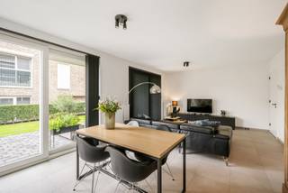 Appartement au rez-de-chaussée avec un grand jardin et deux places de parking en sous-sol (obligatoires à l'achat), situé dans une rue calme en impasse au centre de Mol. Vous vivrez à distance de marche des magasins, des écoles, des restaurants et de toutes les commodités quotidiennes, tout en profitant d'un environnement de vie agréable et paisible.<br /><br />Le salon spacieux et lumineux est le cœur de l'appartement et est en connexion directe avec la cuisine entièrement équipée. Grâce à la grande baie vitrée, le salon est baigné de lumière naturelle et s'ouvre de manière transparente sur le jardin ensoleillé d'environ 220 m² - un atout unique où vous pourrez profiter de la vie en plein air toute l'année.<br /><br />La cuisine est ouverte et entièrement équipée avec une plaque à induction, une hotte, un four combiné et un réfrigérateur intégré.<br /><br />L'appartement dispose de 2 chambres, d'un grand espace de rangement et d'une salle de bains. La salle de bains est équipée d'une douche et d'un lavabo. De plus, il y a des toilettes invités séparées dans le hall d'entrée.<br /><br />Le parking souterrain dispose de deux places de parking et d'un espace de stockage privatif. Les deux places de parking sont obligatoires à l'achat pour 40 000 euros.<br /><br />Détails supplémentaires :<br />- Deux places de parking, obligatoires à l'achat<br />- Emplacement calme au centre de Mol<br />- Très grand jardin ensoleillé<br />- Prêt à emménager et bien entretenu<br />- Interphone vidéo