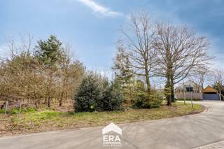 <p>Deze bouwgrond is gelegen in het charmante en groene Wijchmaal, een geliefde deelgemeente van Peer. De omgeving staat bekend om haar residentiële en harmonieuze karakter, waar rust en architecturale kwaliteit mooi samenkomen.<br /><br />De bouwgrond biedt momenteel ruimte voor een riante, alleenstaande woning. Dankzij de royale maximale bouwbreedte tot 20 meter en een bouwdiepte van 14 meter op het gelijkvloers, biedt dit perceel heel wat mogelijkheden om een zeer ruime en comfortabele woning te realiseren.</p>
<p><br /><strong>Enkele troeven:</strong></p>
<ul><li><strong>Ruime bouwmogelijkheden:</strong> Met een toegestane bouwbreedte van 2/3de van de kavelbreedte (max. 20m) kunt u hier een indrukwekkend volume creëren.</li><li><strong>Combinatie wonen &amp; werken:</strong> De voorschriften staan toe dat tot 50% van de gelijkvloerse oppervlakte gebruikt wordt voor een vrij beroep of diensten.</li><li><strong>Groen en kwalitatief:</strong> Er is een strikt behoud van bestaande hoogstammige bomen, wat zorgt voor een onmiddellijk volwassen en groene tuin.</li><li>
<p><strong>Potentieel voor projectontwikkeling:</strong> Hoewel momenteel vergund voor één woning, zijn er — mits toestemming van de gemeente — mogelijkheden voor de realisatie van twee halfopen bebouwingen.</p>
</li></ul>
<p><br />De volledige bouwvoorschriften kunnen via mail bezorgd worden. Denkt u eraan om uw eigen ding te doen in Wijchmaal?</p>
<p>Contacteer ons dan via impact@era.be of via 089 46 48 63.</p>