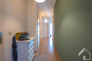 <p><span>Halfopen 3-slaapkamerappartement met garage en twee terrassen</span></p><p><span>Op de eerste verdieping van een verzorgd gebouw bevindt zich dit halfopen appartement, dat dankzij de ligging aan de buitenzijde geniet van een bijzonder aangename lichtinval. Het appartement is bereikbaar met de lift en combineert een praktische indeling met heel wat comfort.</span></p><p><span>De ruime leefruimte baadt in het natuurlijke licht en sluit aan op de keuken. Vanuit de keuken heeft u toegang tot een eerste, knus terras, ideaal voor een rustig ontbijt of een gezellig moment in de buitenlucht. De keuken is volledig uitgerust met onder meer een oven, microgolfoven, dubbele wastafel, gasvuur en vaatwasser. De centrale hal geeft toegang tot de verschillende ruimtes en beschikt over een apart toilet met handenwasser en een praktische berging met aansluiting voor de wasmachine.</span></p><p><span>Het appartement telt drie slaapkamers, waarvan twee ruime kamers en één kleinere kamer die ook perfect kan dienen als bureau, dressing of kinderkamer. De twee ruime slaapkamers geven rechtstreeks toegang tot het tweede terras, wat zorgt voor een extra aangename buitenruimte. De badkamer is uitgerust met een douche en wastafel.</span></p><p><span>Ook technisch beschikt het appartement over verschillende troeven. De verwarmingsketel werd vernieuwd, de elektrische installatie is conform en met een EPC-score C beschikt het appartement over een gunstige energiescore. Er zijn afzonderlijke meters voor water, gas en elektriciteit en het hoofddak van het gebouw werd reeds vernieuwd.</span></p><p><span>Verder beschikt het gebouw over een gemeenschappelijke fietsenberging, ideaal voor het veilig stallen van fietsen. Bij het appartement hoort bovendien een garagebox, deze kan aangekocht worden voor € 28.000. Deze biedt een praktische en veilige oplossing voor het parkeren van uw wagen en extra opslag.</span></p><p><span>Een ruim en lichtrijk appartement met drie slaapkamers, twee terrassen en garage, ideaal voor wie op zoek is naar comfortabel wonen met alle nodige voorzieningen.</span></p><p><span> </span></p><p><span>Plan je graag een bezoek? 03 645 0 645 (Jelle) | info@immomk.be - ook voor een correcte waardebepaling kan u bij ons terecht.</span><span> </span></p>