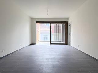 <u><strong>Serviceflat met inpandig terras in een moderne, luxueuze residentie met prachtig aangelegde binnentuin en alle voorzieningen bij de hand! </strong></u><br /><br /><u><strong>Deze serviceflat is onmiddellijk beschikbaar!<br />Huurprijs: € 32,70* per dag + € 25,48** per dag basisdiensten = € 58,18 per dag = € 1.745,40  per maand<br />Voorschot gas: € 1,00 per dag*** (u hoeft zelf géén gascontract af te sluiten!<br />Kelderberging inbegrepen in de huurprijs.  </strong></u><br /><br />Heeft u nood aan wat extra zorg en wil u graag naar een serviceflat verhuizen, dan is residentie Ursulinenhof een goede keuze. <br /><br />Deze serviceflat ligt in blok F, op de derde verdieping, en is bereikbaar via de Lombaardstraat. De open leefruimte heeft een groot schuifraam met aansluitend het terras. Verder is er een slaapkamer met ensuite badkamer en beschik je in de kelder over een berging. <br /><br />Residentie Ursulinenhof is een luxueuze zorgresidentie: op een AAA-locatie, met een prachtige binnentuin, een brasserie waar zelfs niet-bewoners met veel plezier een hapje gaan eten, zorg van het hoogste niveau en bovendien een imposante architectuur, gebaseerd op het voormalige Ursulinenklooster dat eeuwenlang op de site bestond. U geniet er van de nodige zorgen en kan naar eigen behoefte opteren voor maaltijden (in de brasserie of in de rust van uw eigen penthouse), kinesitherapie, ergotherapie, kappersbehandelingen, pedicure, medische zorgen, ... <br />Het modern oproepsysteem is meer dan "druk op de knop voor hulp": bel rechtstreeks met één van de medewerkers voor al uw vragen, geef in het systeem aan wanneer u veilig thuis bent of erop uit trekt, kijk wie er aan de deur staat, ... Alle functies om het u makkelijk te maken, staan op één scherm. <br /><br />Spendeert u uw zilveren jaren in deze charmante serviceflat? Contacteer ons voor meer informatie of surf naar www.vdv-vanderveken.be/te-huur, kies voor dit appartement en vul de fiche in (in het gouden balkje op “Ik wil dit pand huren!” klikken).<br /><br /><em>*De prijs van de huurcomponent wordt jaarlijks geëvalueerd<br />**Basisdagprijs en huurcomponent onderhevig aan indexaties gebaseerd op overschrijding van de spilindex. Dit is volledig in beheer van Korian vzw. <br />*** De kosten voor het privatief gasverbruik worden jaarlijks afgerekend, waardoor u één keer per jaar te veel betaalde voorschotten kan recupereren of het verbruik dat niet kon worden gedekt met de voorschoten dient bij te betalen. </em>