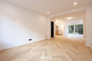 Deze statige stadswoning onderging in 2025 een totaalrenovatie. De woning werd volledig gestript en gerenoveerd naar hedendaagse normen om tot...