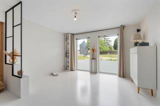 <p><span>Instapklare, ruime woning met veranda, dakterras, garage en 4 slaapkamers in kindvriendelijke wijk te Wevelgem.</span></p><p><span>Richtprijs 399 000 euro.</span></p><p><span>Deze </span><span>instapklare woning</span><span> ligt in een bijzonder </span><span>kindvriendelijke wijk</span><span>, waar rust, veiligheid en buurtgevoel centraal staan. De woning biedt een verrassend ruime indeling en is ideaal voor gezinnen die comfort, licht en extra ruimte zoeken.</span></p><p><span>Op het gelijkvloers vind je een </span><span>inkomhal met gastentoilet</span><span> en een </span><span>voorste ruimte</span><span> die perfect kan dienen als </span><span>bureau</span><span>, speelkamer of praktijkruimte. De </span><span>grote zitruimte</span><span> sluit mooi aan op de </span><span>ruime leefkeuken</span><span>, voorzien van een </span><span>praktische berging</span><span>. Aansluitend bevindt zich een </span><span>recente veranda</span><span>, een heerlijke plek om het hele jaar door te genieten van licht en uitzicht op de tuin.</span></p><p><span>Buiten beschikt de woning over een </span><span>gezellig terras</span><span>, een </span><span>tuinhuis met zitgedeelte</span><span>, een </span><span>aangenaam dakterras</span><span>, een </span><span>garage</span><span> en een </span><span>praktische fietsberging</span><span> ideaal voor gezinnen met actieve kinderen.</span></p><p><span>Op de eerste verdieping zijn er </span><span>drie volwaardige slaapkamers</span><span> en een </span><span>ruime badkamer</span><span>. Via een vaste trap bereik je de </span><span>zolder</span><span>, waar een </span><span>extra kamer</span><span> werd ingericht, aangevuld met een </span><span>handige berging</span><span>.</span></p><p><span>Deze woning combineert ruimte, comfort en een uitstekende ligging perfect voor wie zonder renovatiestress wil verhuizen.</span></p><h2><span>Troeven</span></h2><ul><li><span>Instapklaar meteen wonen zonder werken</span></li><li><span>Kindvriendelijke wijk met rustige straten</span></li><li><span>Bureauruimte vooraan ideaal voor thuiswerk of praktijk</span></li><li><span>Ruime leefkeuken met berging</span></li><li><span>Recente veranda als extra leefruimte</span></li><li><span>Terras + tuinhuis + dakterras</span></li><li><span>Garage en fietsberging</span></li><li><span>zonnepanelen</span></li><li><span>4 slaapkamers inclusief zolderkamer</span></li></ul><h2><span>Bezoekweek</span></h2><p><span>Er is een </span><span>bezoekweek voorzien van 10 tot 16 augustus</span><span>. Gelieve vooraf te verwittigen via mail of telefoon.</span></p><p><span><span>stijn@vastgoedkantoorvanassche.be</span></span><span> of 0476763876</span></p><p><span> </span></p>