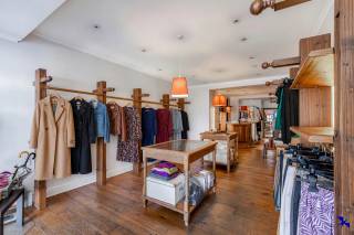 Welkom in Willebroek!<br /><br />Deze handelswoning is gelegen pal in het centrum van Willebroek, direct aan het marktplein waar elke woensdag de wekelijkse markt plaatsvindt. Deze locatie zorgt automatisch voor veel zichtbaarheid en bezoekersverkeer, wat een ideale omgeving creëert voor commerciële activiteiten.<br /><br />Op de bovenverdieping bevinden zich een leefruimte, een keuken en een zolderkamer, wat extra comfort biedt voor wie wonen en werken op dezelfde locatie wil combineren. De handelswoning is flexibel in te richten, maar vereist een grondige renovatie om aan de hedendaagse standaarden te voldoen. Grote ramen aan de voorzijde zorgen voor aangename natuurlijke lichtinval, wat de winkelruimte na de renovatie uitnodigend maakt voor klanten.<br /><br />Daarnaast is er genoeg parkeergelegenheid in de nabije omgeving, waardoor het makkelijk bereikbaar is voor bezoekers. Door de centrale ligging en de gunstige marktactiviteiten voor de deur, vormt deze handelswoning een uitstekende kans voor ondernemers die willen investeren in een grondige renovatie en hun zaak in Willebroek willen vestigen.<br /><br />Stedenbouwkundige inlichtingen in aanvraag. <br />Bodemattest in aanvraag.<br /><br />Interesse gewekt? Contacteer ons kantoor via info@hiro.be of 03 230 00 14!