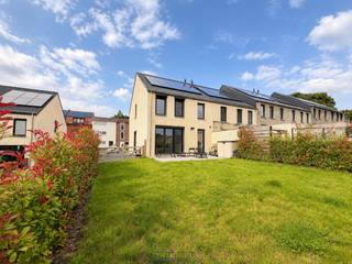 <span><strong><u>Verkoop onder registratie (2% of 12%)!</u></strong></span><br /><br />MODERNE EN INSTAPKLARE WONING, gelegen op een UITERST RUSTIGE LOCATIE aan de rand van Ronse, waar HEDENDAAGS WOONCOMFORT en een GROENE OMGEVING elkaar perfect aanvullen. Deze RECENTE EIGENDOM (2022) werd ontworpen met oog voor licht, ruimte en functionaliteit en onderscheidt zich door haar TIJDLOZE ARCHITECTUUR en STRAKKE AFWERKING. Een absolute troef is het PANORAMISCH ZICHT over de omliggende velden, de glooiende heuvels van de VLAAMSE ARDENNEN en het HISTORISCH CENTRUM van Ronse. Deze unieke combinatie van natuur en stadsnabijheid maakt deze eigendom bijzonder aantrekkelijk. Dankzij de recente bouw en de toepassing van MODERNE TECHNIEKEN voldoet de woning aan de HEDENDAAGSE ENERGIENORMEN en geniet u van een ENERGIEZUINIGE en ZORGELOZE WOONERVARING. Hierdoor vormt deze eigendom niet alleen een IDEALE GEZINSWONING, maar ook een interessante opportuniteit voor wie op zoek is naar een DUURZAME INVESTERING. De indeling gaat als volgt: Via de inkomhall met gastentoilet heeft u toegang tot de lichtrijke leefruimte met aanpalende open keuken en praktische berging. Op de 1ste verdieping biedt de nachthall toegang tot 3 slaapkamers en een ingerichte badkamer. Via een zolderluik biedt de 2de verdieping een ruime zolder met extra opbergmogelijkheden. Buitenshuis beschikt deze eigendom over een knap aangelegde oprit, tuin en terras met panoramisch zicht op het omliggende landschap. <br /><br />Adres: Molekensstraat 183 te Ronse<br /><br />EPC: Label A, G-score en P-score A, Geen renovatieverplichting, Bestuursmaatregelen in het maatregelenregister: Neen