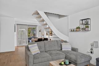 <p>(GEEN DOMICILIE MOGELIJK)</p>
<p>Op het vakantiedomein "Hengelhoef" in Houthalen vinden we dit mooie duplex appartement terug. Hengelhoef ligt in een oase van groen met een goede bereikbaarheid door de nabijheid van de autosnelweg E314. Toerisme in het mooie Limburg zit meer dan ooit in de lift. U kan het gebruiken voor eigen genot of als investering om het als vakantieverhuur aan te bieden.</p>
<p>Het park is beperkt met de wagen toegankelijk en er bestaan ruime parkings aan de rand van het park.</p>
<p>Voor de kinderen zijn er voldoende speelplekken. Er is een terrein om te basketballen of te voetballen. Op het grasveld staan kleine goaltjes. Ook staan er vaste tafeltennistafels. Het openluchtzwembad is vrij toegankelijk voor de gasten en is omheind uit veiligheid voor kleine kinderen.</p>
<p>Deze woonblok ligt op wandelafstand van het zwembad en kortbij de speeltuin.</p>
<p>Dit duplex appartement ligt op het eerste en tweede verdiep en is helemaal gerenoveerd en mooi opgeknapt. De muren zijn bezet met gyproc en er is een nieuwe vloer en plafond geplaatst. De keuken is goed uitgerust met een inox lavabo, een mengkraan, een frigo en een vaatwasser.</p>
<p>De eetruimte en aansluitend het ruime terras, wat uitgeeft op het groene binnen plein zorgt voor pure rust en ontspanning.</p>
<p>De mooie wenteltrap in het midden van de leefruimte maakt het geheel compleet.</p>
<p>De badkamer op het gelijkvloers heeft een douche, toilet en wastafel en de 2<sup>de</sup> badkamer boven een lavabo en een toilet.</p>
<p>Op de bovenverdieping vinden we er de twee slaapkamers voor 4 personen.</p>
<p>De constructie koopt men in volle eigendom maar de grond wordt gehuurd tegen een kleine vergoeding per jaar (€1000 x index). In de gemeenschappelijke kosten zitten ook voorschotten voor individuele stroom water en verwarming en bedragen rond de 150 euro met een persoonlijke afrekening per jaar. We hebben momenteel 2 duplexen te koop.</p>
<p>Ben je benieuwd naar deze prachtige vakantiewoning?</p>
<p>Bel dan snel naar 089/20.89.89 voor het boeken van een afspraak ter plaatse.</p>