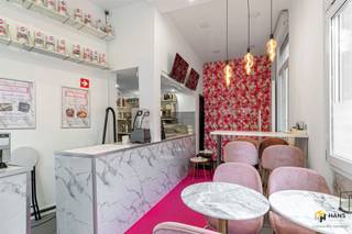 <p><span>Dit handelshuis ligt op een toplocatie in het levendige Borgerhout. Je geniet hier van veel passage, een fijne mix van winkels en horeca en een echte buurtsfeer. Dankzij de vlotte verbinding met de Ring, het stadscentrum en het openbaar vervoer is deze plek makkelijk bereikbaar voor klanten – ideaal voor wie op zoek is naar een goed zichtbare handelslocatie in een dynamische omgeving. </span></p><p><span> </span></p><p><span>Het hoekpand is enkele jaren geleden helemaal opgefrist. Het dak verkeert in goede staat, de elektriciteit is conform en de ramen beschikken over dubbele PVC-beglazing. Het handelsgelijkvloers van zo’n 32 m² is momenteel ingericht als dessertbar, maar biedt een waaier aan mogelijkheden en heeft veel potentieel. Op de twee bovengelegen verdiepingen bevinden zich twee appartementen, die stabiel verhuurd zijn. Ze hebben een oppervlakte van zo’n 38 m² en hebben een identieke indeling met een lichtrijke leefruimte, aparte keuken, badkamer en slaapkamer. </span></p><p><span> </span></p><p><span>Ben je op zoek naar een interessante investering op een dynamische locatie? Mis deze kans niet! Voor meer info of een gratis schatting surf naar www.hansimmo.be</span></p><p><span> </span></p>