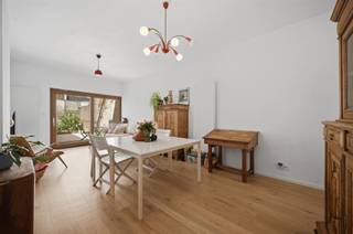 <p><span>Veel van de authentieke elementen in dit huis werden behouden: hoge plafonds, originele tegels, binnendeuren, een zwarte houten voordeur, de geschilderde trap, etc. De structuur van living en keuken is open, waarbij de tuin een aandachtstrekker is. Hij is georiënteerd naar het noordwesten, zeer onderhoudsvriendelijk, met een terras, steentjes en een vijgenboom. U geniet hier van absolute privacy omdat er geen inkijk mogelijk is door buren. De keuken vooraan de woning kreeg groene tegeltjes als spatwand en laat koken toe op gas. De epc-score van 160 (Label B) werd onder meer bereikt door het plaatsen van een condenserende gasketel, 7 zonnepanelen en de isolatie van de daken met 12 cm (schuin dak) en 24 cm (plat dak), plus isolatie van een deel van de achtergevel (14 cm). De droge, betegelde kelder biedt voldoende bergruimte. De badkamer op de eerste verdieping omvat een bad, douche (regenfunctie), ingebouwde nissen, houten afwerkingen en een grote radiator aanwezig. Het platte dak boven badkamer kreeg dit jaar een nieuwe roofinglaag. De 3 kamers zijn ruim bemeten en voorzien van authentieke houten deuren, plankenvloeren en zichtbare houten elementen. De zolder met mezzanine, veluxramen en zichtbare houten balken, is volledig geïsoleerd en biedt de mogelijkheid voor het onderbrengen van een extra werkruimte/hobbyruimte. De woning is rustig gelegen, in een zone 30 met trajectcontrole. De haast perfecte officiële Mobiscore van 9,4 op 10 maakt dat u hier kan wonen zonder auto.</span></p>