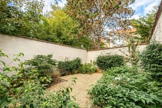 <p><strong><span>ELSENE, prachtige duplex met 3 slaapkamers van ±165 m², tuin en terras</span></strong></p>
<p><span>In Elsene, in een zeer gegeerde wijk tussen de begraafplaats en het ziekenhuis, ontdekt u deze prachtige duplex van ±165 m², gelegen in een kleine mede-eigendom die recent volledig en smaakvol werd gerenoveerd.</span></p>
<p><span>Het appartement verkeert in perfecte staat en valt op door zijn verzorgde afwerking, mooie volumes en buitenruimtes. Op de bel-etage bevindt zich een volledig uitgeruste open keuken die aansluit op een aangename woonkamer en eetkamer van ±35 m², met directe toegang tot een groene tuin van ±60 m². Een eerste slaapkamer van ±13 m² met douchekamer en apart toilet vervolledigt deze verdieping.</span></p>
<p><span>Op de benedenverdieping bevindt zich het nachtgedeelte met twee bijkomende slaapkamers, elk met een eigen badkamer of douchekamer en dressing. De master bedroom beschikt bovendien over een dressing op maat en een badkamer met douche en toilet. Een groot terras, een wasruimte en een apart toilet vervolledigen deze verdieping.</span></p>
<p><span>Het appartement beschikt eveneens over een EPB C, een conforme elektrische installatie en een individuele verwarmingsketel. Aan de ingang van het gebouw is er een grote gemeenschappelijke fietsenberging.</span></p>
<p><span>Een verzorgd appartement met royale volumes, veel comfort en aangename buitenruimtes, gelegen in een gegeerde wijk van Elsene.</span></p>
<h3><span>Indeling</span></h3>
<p><strong><span>Bel-etage</span></strong></p>
<ul>
<li>
<p><span>Inkomhal met bergruimte</span></p>
</li>
<li>
<p><span>Volledig uitgeruste open keuken</span></p>
</li>
<li>
<p><span>Woonkamer en eetkamer van ±35 m² met toegang tot de tuin</span></p>
</li>
<li>
<p><span>Slaapkamer 1 van ±13 m² met douchekamer</span></p>
</li>
<li>
<p><span>Apart toilet</span></p>
</li>
<li>
<p><span>Tuin van ±60 m²</span></p>
</li>
</ul>
<p><strong><span>Benedenverdieping</span></strong></p>
<ul>
<li>
<p><span>Nachthal met toilet</span></p>
</li>
<li>
<p><span>Slaapkamer 2 van ±12 m² met dressing en aangrenzende douchekamer</span></p>
</li>
<li>
<p><span>Slaapkamer 3 – Master bedroom met dressing op maat en badkamer met douche en toilet</span></p>
</li>
<li>
<p><span>Kelder / Wasruimte</span></p>
</li>
<li>
<p><span>Groot terras</span></p>
</li>
</ul>
<p><strong><span>Gemeenschappelijke delen</span></strong></p>
<ul>
<li>
<p><span>Grote fietsenberging aan de ingang van het gebouw</span></p>
</li>
</ul>
<h3><span>Technische kenmerken en lasten</span></h3>
<ul>
<li>
<p><span>Oppervlakte van ±165 m²</span></p>
</li>
<li>
<p><span>Appartement LOT 1</span></p>
</li>
<li>
<p><span>Aandelen: 467/1.000</span></p>
</li>
<li>
<p><span>Kleine mede-eigendom, recent volledig gerenoveerd</span></p>
</li>
<li>
<p><span>EPB: C</span></p>
</li>
<li>
<p><span>Conforme elektrische installatie</span></p>
</li>
<li>
<p><span>Individuele verwarmingsketel</span></p>
</li>
<li>
<p><span>Lasten: ±€64 (periodiciteit te bevestigen)</span></p>
</li>
<li>
<p><span>Algemene vergadering: niets te melden</span></p>
</li>
</ul>