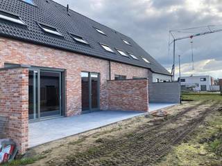 <h4><strong>Ruime nieuwbouwwoning met 4/5 slpk - klaar voor afwerking! </strong></h4>

<h3><strong>Info &amp; verkoop: 0472 86 02 05 - sara@bcabouwtbeter.be</strong></h3>
<strong>Wonen in alle rust én met alle comfort – Nieuwbouwwoning in Maria-Aalter</strong><br />Een unieke kans in een groene en goed bereikbare omgeving!<br />In een rustige verkaveling aan de Leegweg in Maria-Aalter realiseert BCA een stijlvolle nieuwbouwwoning op lot 34.<br />Hier woon je in harmonie met de natuur, terwijl het centrum, scholen, winkels, het station en de E40 zich op een boogscheut bevinden.<br /><br /><strong>Moderne woning met topgevel en riante ruimte (217 m²)</strong><br />Deze energiezuinige gesloten bebouwing straalt moderne klasse uit en biedt een zee aan ruimte.<br />Dankzij de doordachte indeling geniet je van maximaal wooncomfort:<br />✅ 4 volwaardige slaapkamers<br />✅ Afgewerkte 2e verdieping – ideaal als 5e slaapkamer, bureau of speelruimte<br />✅ Inpandige garage<br />✅ Ruime tuin met achteruitgang – privacy én praktische toegang<br /><br /><strong>Maak er jouw droomwoning van – volledig personaliseerbaar!</strong><br />De woning bevindt zich momenteel in ruwbouwfase.<br />Dit biedt jou de <strong>unieke kans</strong> om de afwerking volledig naar eigen smaak te kiezen.<br />Van vloeren en keuken tot badkamer en kleuren: jij bepaalt de stijl van je nieuwe thuis.<br /><br /><strong>Snelle oplevering – binnen de 6 maanden!</strong><br />Deze woning kan reeds binnen 6 maanden na aankoop worden opgeleverd.<br />Ideaal voor wie snel wil verhuizen zonder in te boeten op kwaliteit of personalisatie.<br /> 
<h4><strong>Interesse? Neem vandaag nog contact op!</strong></h4>
Mis deze unieke woonkans niet.<br />Contacteer onze bouwadviseur voor een bezoek of meer info:<br />📞 0472 860 205 | 09 216 84 51<br />📧 sara@bcabouwtbeter.be<br /><strong>BCA – Bouw je toekomst met vertrouwen</strong>