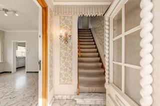 <u><strong>Vanaf 295.000 EURO!</strong></u><br /><br />Welkom in deze karaktervolle halfopen bebouwing op een ruim perceel van maar liefst 707 m² in het rustige Sint-Baafs-Vijve. Een unieke kans voor wie op zoek is naar ruimte, licht en de mogelijkheid om een woning volledig naar eigen smaak te renoveren!<br /><br /><u><strong>📍 Ligging:</strong></u><br />De woning is zeer aangenaam en rustig gelegen in Sint-Baafs-Vijve 🌳, met een uitstekende verbinding naar de E17 en de steden Kortrijk, Gent en Waregem. Op wandelafstand vind je alle nodige voorzieningen zoals een bakker, slager, school en bushalte 🚴♂️🚗. Ideaal voor wie houdt van een centrale maar toch rustige woonomgeving!<br /><br /><u><strong>🛋️ Indeling:</strong></u><br /><u>Gelijkvloers</u>:<br />Inkomhal met toegang tot de ruime, lichtrijke woonkamer die is opgedeeld in een sfeervolle zithoek en eetplaats 🌞. Aansluitend bevindt zich de keuken met zicht op de tuin. Via de veranda bereik je het bijgebouw en de binnentuin. De binnentuin geeft uit op een ruime schuur die perfect kan dienen als overdekte buitenruimte of hobbyplek, inclusief extra zolder voor opslag 🛠️. Verder is er een praktische bijkeuken/wasplaats en een apart toilet met doucheruimte.<br /><br /><u>1ste verdieping:</u><br />De nachthal biedt toegang tot 2 volwaardige slaapkamers en een ruime gloednieuwe badkamer met ligbad, douche en dubbel lavabomeubel 🛁.<br /><br /><u>Zolder</u>:<br />Via een vaste trap bereik je de volledig nieuw ingerichte masterbedroom. ✨<br /><br /><u>Tuin & Buitenruimte:</u><br />Links van de woning bevindt zich de grote, zongerichte en volledig omheinde tuin met terras 🌻. De tuin is toegankelijk via een dubbele poort, wat de mogelijkheid biedt om de wagen veilig op het perceel te parkeren 🚗. Een paradijs voor kinderen en huisdieren!<br /><br /><strong><u>Troeven van de woning:</u></strong><br />✔️ Ruime en lichtrijke leefruimtes <br />✔️ Enorm potentieel voor renovatie naar eigen smaak <br />✔️ Grote zonnige tuin met veel opbergruimte <br />✔️ Praktische schuur met extra zolderverdieping <br /><br /><u><strong>Energie & Duurzaamheid:</strong></u><br />☀️ Zonnepanelen aanwezig voor een gunstig verbruik<br />🏷️ Zolder reeds geïsoleerd<br />💧 Voorzien van regenwaterputten (toilet op aangesloten)<br />CV op aardgas (nieuwe REMEHA HR ketel)<br /><br />Interesse in deze topper? Neem snel contact op met<strong> Dominique +32 476 77 31 31</strong> of <strong>dominique@vastgoedcanniere.be</strong> en ontdek jouw toekomstige droomwoning!