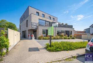 De liggingDit recente appartement is gelegen in Sint-Eloois-Vijve, vlakbij allerhande winkels, horecazaken alsmede overige cultuur- &...