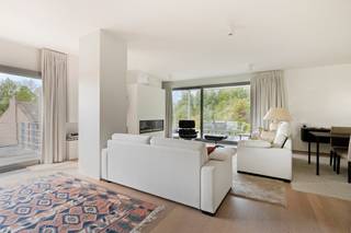 Luxueze en stijlvolle penthouse met groot zonneterras op een unieke locatie in een rustige en groene omgeving. U betreedt dit magnifieke...