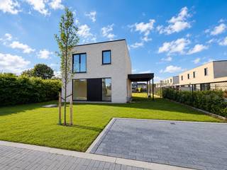 In een nieuwe wijk: verkaveling Paepevelden in het Oost-Vlaamse Bavegem (Sint-Lievens-Houtem) kan u deze moderne energiezuinige open nieuwbouwwoning terugvinden. De woning beschikt over een ruime leefruimte met open keuken, buiten carport, een bureauhoek, 3 slaapkamers en een badkamer.<br />Met een bewoonbare oppervlakte van 165 m² op een perceel van 562 m² biedt deze woning alle comfort voor hedendaags wonen.<br />De woning is Energiezuinig, instapklaar en volledig afgewerkt.<br /><br />Deze woning wordt uitgerust met een lucht-waterwarmtepomp, vloerverwarming, ventilatiesysteem D en 12 zonnepanelen (4.800 Wp). Dankzij deze energiezuinige technieken behaalt de woning een E-peil van E10.<br />Als koper geniet u bovendien van 5 jaar vrijstelling van onroerende voorheffing.<br />Centrale ligging, kindvriendelijke wijk met vlotte bereikbaarheid naar in-en uitvalswegen.<br />De verkaveling is centraal gelegen in Bavegem. Via een trage verbinding bereikt u te voet of met de fiets onmiddellijk het dorpscentrum.<br /><br />Meer info of een bezoek?<br />Contacteer Roxanne via 0496 85 09 62.