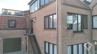 Dit appartement is gelegen op de eerste verdieping in een rustige residentie met een individuele inkomhal. Dit alles op een zeer centrale ligging te Koekelare centrum. <br /><br />Het appartement beschikt over: inkomhal - apart toilet - lichtrijke living met open, uitgeruste keuken - 2 slaapkamers die zich beiden uitgeven op het terras - badkamer - berging/wasplaats (9m²) - ondergrondse autostaanplaats - terras (25m²)<br /><br />Troeven:<br />- Centrale ligging<br />- Zuinig in verbruik <br />- Aparte ingang<br />- Onderhoudsvriendelijk<br />- groot zonnig terras