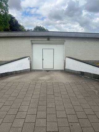 Open autostaanplaats te koop op toplocatie op het Frederik Van Eedenplein. Het garagecomplex is afgesloten met automatische poort en badge! In dichte nabijheid van op- en afrit Ring rond Antwerpen en direct bij tramhalte richting Stad Antwerpen!