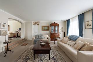 <p>In het centrum van Berendrecht vindt u deze karaktervolle, vrijstaande villa met een rijke afwerking en een verzorgde tuin met bijgebouw en zwembad. Een woning die ruimte, stijl en comfort moeiteloos combineert.</p>
<p>Bij het binnentreden valt meteen de inkomhal op, een natuurstenen vloer en een sierlijke trap met een leuning in messing zetten de toon voor de rest van de woning.</p>
<p>Op het gelijkvloers niveau bevindt zich een elegante eetkamer geschikt voor grote tafelgezelschappen en een ruim salon op parket met open haard. Beide ruimtes geven via open slaande deuren uit op de tuin. De volledig uitgeruste keuken met kookeiland, inbouwtoestellen van topmerken en aansluitend ontbijthoek vormt het kloppend hart van de woning. Via de keuken heeft u tevens toegang tot het aangename, Zuid-georiënteerde terras.</p>
<p>Een bijkomende bureauruimte biedt de ideale plek om thuis te werken of als praktijkruimte. Het tweede formele salon kan tevens omgevormd worden als bureau zodoende de woning ideaal geschikt is om een vrij beroep te combineren.</p>
<p>De villa telt maar liefst 7 slaapkamers, verdeeld over de verdiepingen, waaronder een ruime master bedroom met eigen badkamer en dressing. Bijkomende bergruimte en uitbreidingsmogelijkheden vindt u op de tweede verdieping, terwijl de kelder de ideale plek vormt om wijn te bewaren.</p>
<p>Een weelderige, aangelegde tuin wordt omsloten door hoge, volwassen hagen en bomen, die zorgen voor een uitzonderlijke mate van privacy zonder in te boeten aan lichtinval. Her en der zorgen bloeiende hortensia's, weelderige rozenstruiken en sierlijke coniferen voor kleur en karakter doorheen de seizoenen.</p>
<p>Aan de achterzijde van de tuin bevindt zich het karaktervolle bijgebouw in baksteen, met trapgevel en windhaan op de schoorsteen – een charmante blikvanger die meteen de authentieke uitstraling van het geheel versterkt. Het bijgebouw grenst aan een tweede, intiemere zithoek bij het zwembad en biedt extra mogelijkheden als poolhouse, gastenverblijf of atelier.</p>
<p>Het wooncomfort wordt verhoogd met een dubbele inpandige garage. Kortom een villa met karakter, ruimte en comfort.</p>