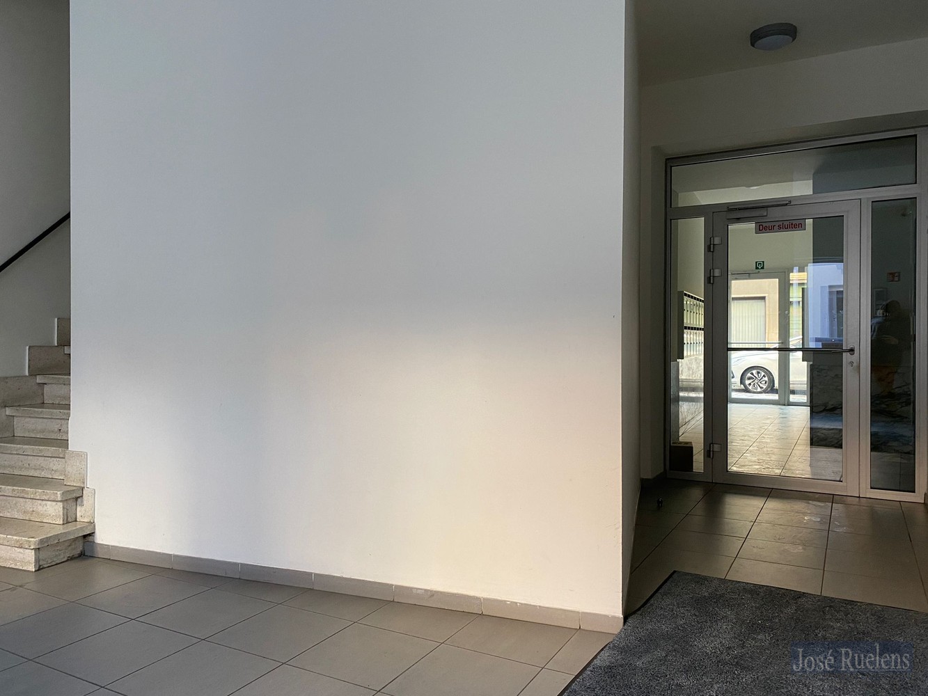 Bemeubelde , ruime studio op de derde verdieping - foto 5