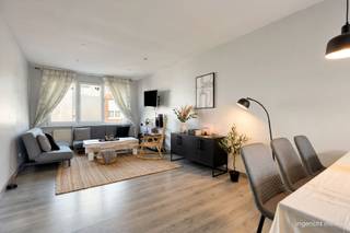 <p><span>Deze woning vormt de ideale opportuniteit voor handige kopers, investeerders of iedereen die op zoek is naar een renovatieproject met potentieel.</span></p><p><span>De woning bestaat uit een living met open keuken, een fijne basis om een gezellige leefruimte te creëren. Verder beschikt de woning over twee slaapkamers en twee badkamers, elk uitgerust met een douche en toilet. Bovendien biedt de indeling de mogelijkheid om een extra slaapkamer te realiseren, wat de woning nog veelzijdiger maakt.</span></p><p><span>Ook is er een kleine buitenruimte en een kelder aanwezig.</span></p><p><span>Geef deze woning een nieuw leven en maak er jouw eigen plek van!</span></p><p><span> </span></p><p><span>Bijzonderheden</span><span>:</span></p><p><span>EPC Energielabel C - 300 kwh/(m² jaar)</span></p><p><span>Geen renovatieplicht</span></p><p><span>CV op gas</span></p><p><span>Er is overal dubbele beglazing met PVC kader</span></p><p><span>P-score: D</span></p><p><span>G-score: D</span></p>
