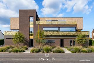 Voor meer info en foto’s, surf naar www.swevers.be – PROJECT MINERA - Aan de Koolmijnlaan 69 bus 1.2 in Houthalen vindt u dit instapklare 3-slaapkamer nieuwbouwappartement met een bewoonbare oppervlakte van 107,65 m². Het project wordt opgeleverd in 2026/2027 en combineert een hedendaagse afwerking met een praktische indeling en een centrale ligging. Het appartement beschikt over drie slaapkamers, een grote open leefruimte en twee ruime terrassen (22m² en 15m²). De leefruimte van 20 m² biedt voldoende plaats voor een gezellige zithoek en sluit rechtstreeks aan op de ruime keuken en eetplaats van 24 m². Dankzij deze open indeling vormen koken, tafelen en ontspannen één aangenaam geheel. Het appartement beschikt over 3 slaapkamers, een praktische badkamer en wasplaats. Daarnaast beschikt het gebouw over een lift, zonnepanelen en warmtepomp. De kelder biedt parkeerplaatsen en extra bergingen die optioneel bij aan te kopen zijn. De ligging is bijzonder praktisch: winkels bevinden zich op circa 500 meter, openbaar vervoer op ongeveer 180 meter en de snelwegen op slechts 1,5 km. Scholen, restaurants en ontspanningsmogelijkheden liggen op ongeveer 2 km. Voor meer informatie, bel 011 255 155. <br />Prijs exclusief 21% BTW en exclusief andere belastingen en toeslagen: 295.000 euro<br />Prijs inclusief 21% BTW, exclusief andere belastingen en toeslagen: 346.240 euro