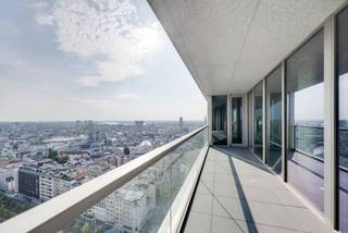 <p><span>Hoog boven de stad, in de Antwerp Tower aan de Frankrijklei, bevindt zich dit stijlvolle appartement van ca. 146 m², op een centrale locatie in het hart van Antwerpen.</span></p>
<p><span>De woning beschikt over een royale leefruimte met open keuken en keukeneiland, twee slaapkamers en een elegant afgewerkte badkamer. De grote raampartijen zorgen voor een aangename lichtinval en bieden een panoramisch uitzicht over de stad. De warme parketvloer, ingebouwde kasten en verfijnde afwerking geven het interieur een tijdloze uitstraling.</span></p>
<p><span>Het langgerekte terras vormt een mooie aanvulling op de leefruimte en biedt de mogelijkheid om op hoogte van het stadszicht te genieten. Een bijzonder appartement voor wie ruim en comfortabel wil wonen, met het bruisende stadsleven binnen handbereik.</span></p>