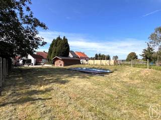 TOFFE DEGELIJKE DEELS GERENOVEERDE WOONST MET GROTE TUIN, GARAGE en veel POTENTIEEL! INDELING: inkomhal, gezellige leefruimte met pelletkachel, aansluitend de open keuken met extra ontbijthoek, grote wasruimte / berging, slaapkamer, badkamer (ligbad, douche en dubbele lavabo), apart toilet, en de veranda. Op het verdiep vinden we nog 2 slaapkamers (momenteel 1 ruimte maar makkelijk in 2 slaapkamers te maken). GARAGEBOX met automatische poort. GROTE TUIN met terras en omheind + AANWEZIGHEID ZWEMBAD! TROEVEN: grote tuin, centrale verwarming op gas, VEEL POTENTIEEL! Bezoek na afspraak met IMMO BEGUIN: 0486/606 600 of info@immobeguin.be