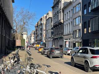 In de Leopoldstraat treffen we deze lichtrijke studio van 33 m² met terrasje gelegen op de 5de verdieping (lift). Het pand is binnenin herschilderd en voorzien van nieuw verlichting alsook zijn de muren in de gemene delen opgefrist (herschilderd, nieuwe inkomdeuren en nieuwe brievenbussen). Vg, Gvkr, gvv, gdv, wg. Epc C. Kosten gemene delen 145 euro per maand, provisie waterverbruik inbegrepen. Driemaandelijkse opvraging reservefonds 46 euro. Dak reeds vernieuwd (12 cm pur). Lift conform.