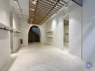 <p><span>Informatie Winkelpand:</span></p><p><span>Gelegen op de bruisende Nationalestraat in Antwerpen biedt dit handelspand een unieke kans voor ondernemers die centraal en met maximale visibiliteit willen ondernemen. De commerciële gelijkvloerse ruimte van ca. 60 m² straalt klasse uit dankzij een grote, lichtrijke etalage, een industriële gietvloer en hoge plafonds. Beveiliging is volledig voorzien met een inbraakwerend rolluik, alarmsysteem en camerabewaking. De tussenverdieping beschikt over praktische opbergkasten, een lavabo, microgolfoven en een apart toilet. In de kelder ca. 35 m² bevinden zich drie afzonderlijke bergruimtes, ideaal voor extra stockage. Comfort wordt gegarandeerd met airconditioning. Geschikt als winkelruimte of eventueel koude keuken, afhankelijk van het concept. De ligging in een levendige buurt vol winkels, horeca en passage maakt dit een absolute toplocatie. </span></p><p><span> </span></p><p><span>Indeling</span></p><p><span>Gelijkvloers:</span></p><ul><li><span>Grote en lichtrijke etalage.</span></li><li><span>Commerciële ruimte ca. 60m² op een industriële gietvloer met hoge plafonds.</span></li><li><span>Magnetisch beveiligde voordeur.</span></li><li><span>Inbraakwerend rolluik voorzien.</span></li></ul><p><span> </span></p><p><span>Tussenverdieping:</span></p><ul><li><span>Opbergkasten met lavabo en microgolfoven.</span></li><li><span>Apart toilet voorzien.</span></li></ul><p><span> </span></p><p><span>Kelder</span><span>:</span></p><ul><li><span>Ruime kelder ca. 35m², bestaande uit 3 bergruimtes.</span></li></ul><p><span> </span></p><p><span>Extra's</span></p><ul><li><span>Alarmsysteem.</span></li><li><span>Camera beveiliging.</span></li><li><span>Airco.</span></li><li><span>Invulling: winkel/koude keuken (eventueel bespreekbaar)</span></li></ul><p><span> </span></p><p><span>Huur informatie:</span></p><ul><li><span>Huurprijs: 2.650 EUR/maand.</span></li><li><span>Beschikbaar vanaf 1/02/2025.</span></li></ul><p><span> </span></p><ul><li><span>Vaste kosten: 50 EUR/ maand voor het privatief waterverbruik.</span></li></ul><ul><li><span>Individueel verbruik van elektriciteit.</span></li></ul><ul><li><span>Huurwaarborg: 6 maanden</span></li><li><span>Onroerende voorheffing ten laste van de huurder. Keuzemogleijkheid om deze kost maandelijks of jaarlijks te betalen.</span></li></ul><ul><li><span>Geen gemeenschappelijke kosten!</span></li></ul><ul><li><span>Ingaande plaatsbeschrijving te betalen door huurder en verhuurder op 50%-basis: 330 EUR excl. 21% BTW per partij. </span></li></ul><ul><li><span>Commissie vastgoedkantoor ten laste van de huurder: 15% van de jaarhuur excl. BTW.</span></li></ul><p><span> </span></p><p><span>Ligging:</span></p><ul><li><span>De Nationalestraat is een verbindingsweg tussen historisch Antwerpen en 't Zuid met zeer veel passage.</span></li><li><span>Een hippe buurt met veel winkels, horeca zaken, en gezellige pleintjes vol handelszaken.</span></li></ul><p><span> </span></p><p><span>Gebouw</span><span>:</span></p><ul><li><span>Mooi, authentiek en gerenoveerd pand.</span></li><li><span>Bestaande uit een handelsgelijkvloers en eerste verdieping, kelder en appartementen op het 2de en 3de verdiep.</span></li></ul><p><span> </span></p><p><span>*De informatie in deze prospect is ter informatieve titel: de kandidaat-huurders moeten hun eigen zaak maken van het verkrijgen, controleren en interpreteren van deze informatie.</span></p><p><span> </span></p>