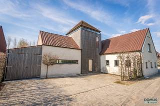 Gelegen in het pittoreske Rossem, een gehucht van Meise-Wolvertem, bevindt zich dit prachtige landhuis dat dateert van voor 1950. Het huis is...