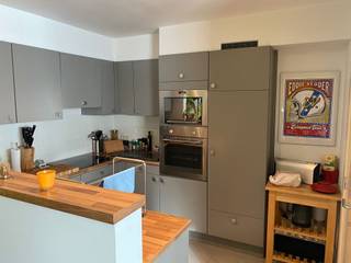 Aangenaam, zonnig 2-slaapkamerappartement met ondergrondse parking en kelder, ideaal gelegen vlakbij E40, centrum van Landen en...