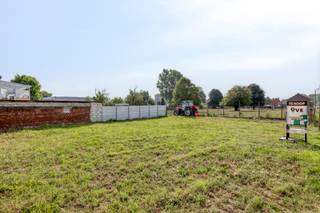 Rustig en landelijk gelegen bouwgrond voor open bebouwing van 5a 25ca. De bouwgrond is gelegen in een verkaveling (lot 1)...