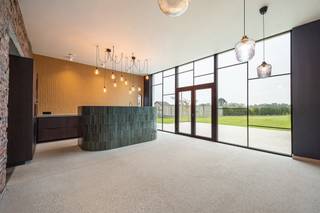 <p><strong>Prachtig gerenoveerde charmewoning met drie slaapkamers, drie badkamers en uitzonderlijk zicht op het groen, op een perceel van ca. 1.800 m². EPC-labe A (33kw/m2-jaar). Conforme elektriciteit</strong></p>
<p><strong>Ligging:</strong> vlakbij het centrum van Gierle, met een vlotte verbinding naar tal van invalswegen. Achteraan grenzend aan uitgestrekte weilanden.</p>
<p><strong>Indeling:</strong> -1:kelder. 0: Keuken, inkomhal, living, douche, vestaire, technische ruimte +1: badkamer, twee slaapkamers, +2: masterbedroom voorzien van een bad met aansluitende dressing, apart toilet.</p>
<p><strong>Omschrijving:</strong> deze volledig gerenoveerde woning met zeer veel charme biedt bijna 250m² bewoonbare oppervlakte op een perceel van ongeveer 1.800 m². Het absolute pareltje is de achterzijde: hier geniet u van een uniek, onbelemmerd zicht over de weilanden.</p>
<p>De woning beschikt over drie grote slaapkamers en drie badkamers, wat zorgt voor uitzonderlijk wooncomfort voor het hele gezin. Dankzij airconditioning blijft het binnen ook op warme dagen aangenaam. Met zonnepanelen en een EPC-label A is deze woning bovendien helemaal klaar voor de toekomst. De elektrische installatie werd gekeurd en is conform.<br /><br /></p>
<p><strong>Troeven:</strong></p>
<strong>-Volledig gerenoveerd, met veel charme</strong><br /><strong>-Bijna 250m² bewoonbare oppervlakte</strong><br /><strong>-Perceel van ca. 1.800 m²</strong><br /><strong>-Uniek, onbelemmerd zicht op weilanden </strong><br /><strong>-3 grote slaapkamers en 3 badkamers</strong><br /><strong>-Airconditioning</strong><br /><strong>-EPC-label A en zonnepanelen</strong><br /><strong>-Conforme elektrische keuring</strong><br /><strong>-Vlak bij het centrum van Gierle en tal van invalswegen<br /></strong><br /><strong>Bijzonder informatieplicht:</strong> In aanvraag