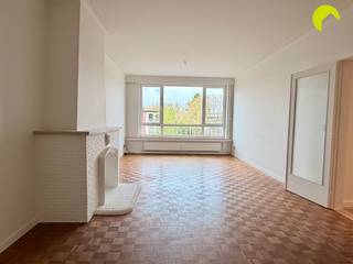 <p><span>Tussen de gegeerde woonwijken Oosterveld en Pulhof, op de grens van Wilrijk en Berchem, vinden we dit gerenoveerd appartement met ruime garagebox in een zeer goed onderhouden gebouw.</span></p><p><span>Winkels, scholen, ziekenhuizen, parken en alle vormen van openbaar vervoer (bus, tram, trein) liggen binnen direct bereik. Tevens zijn er goede verbindingen naar Antwerpen – Brussel via E19 - Ring.</span></p><p><span> </span></p><p><span>Indeling:</span></p><p><span>Met de lift of de trap bereiken we het appartement op de 2de verdieping. Vanuit de centrale inkomhal met ingemaakte kasten hebben we toegang tot alle kamers.</span></p><p><span>Het appartement is in de breedte aan de voorzijde van het gebouw gelegen, wat een zee aan lichtinval garandeert.</span></p><p><span>Via een dubbele deur komen we binnen in de gezellige living op parketvloer. Daarnaast vinden we de ingerichte keuken welke is uitgerust met een combi-oven, koelkast, keramische kookplaat en dampkap.</span></p><p><span>Aansluitend vinden we hier nog een balkon.</span></p><p><span>De badkamer is centraal gelegen en voorzien van een douche, lavabomeubel en aansluiting voor de wasmachine en droogkast. Het toilet is apart.</span></p><p><span>Verder is er nog de ruime slaapkamer op laminaat.</span></p><p><span> </span></p><p><span>In de ondergrondse verdieping van het gebouw vinden we de ruime garage met automatische rolpoort, deze is verplicht bij aan te huren voor €70.</span></p><p><span>Ook een private kelder berging is inbegrepen!</span></p><p><span> </span></p><p><span>Troeven:</span></p><ul><li><span>Gerenoveerd instapklaar appartement</span></li><li><span>Garagebox voor €70</span></li><li><span>Zeer gunstig EPC </span></li></ul><p><span> </span></p><p><span>Nuttige informatie:</span></p><ul><li><span>Beschikbaarheid: onmiddellijk</span></li><li><span>Maandelijkse kosten: €150</span></li><li><span>EPC: 122 kWh/m² jaar - B-label</span></li><li><span>Plaatsbeschrijving: €225 per partij</span></li><li><span>Huurwaarborg: 3 maanden</span></li></ul><p><span> </span></p><p><span>Boek nu zelf ONLINE uw afspraak in. Surf naar het betreffende eigendom op onze website www.habicom.be en klik op de roze knop 'PLAN EEN BEZOEK'. </span></p><p><span>Kies het moment dat u het beste uitkomt, vul de gevraagde contactgegevens in en klik nadien op verzenden om te bevestigen.</span></p><p><span> </span></p><p><span> </span></p><p><span> </span></p>