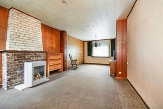 <p><span>Vous recherchez un projet </span><span>plein de caractère et de potentiel</span><span>? Cette </span><span> maison </span><span> à </span><span>rénover</span><span> située sur la Heindonksesteenweg à Willebroek offre le cadre idéal pour créer la maison de vos rêves, selon vos goûts et vos envies. Grâce à son agencement spacieux, à son </span><span>garage avec allée d'accès</span><span> et à son magnifique </span><span>jardin orienté sud</span><span> offrant une vue dégagée sur les prairies environnantes, c'est une opportunité unique pour ceux qui aiment l'espace, le calme et la verdure.</span></p><p><span>Agencement :</span></p><ul><li><span>cave</span></li><li><span>hall d'entrée indépendant</span></li><li><span>pièce de vie</span></li><li><span>cuisine</span></li><li><span>salle de bains</span></li><li><span>3 chambres au premier étage</span></li><li><span>grenier, accessible par un escalier fixe</span></li></ul><p><span>Particularités :</span></p><ul><li><span>à rénover entièrement, avec beaucoup de potentiel</span></li><li><span>maison de caractère</span></li><li><span>emplacement calme avec vue dégagée à l'arrière</span></li><li><span>garage et allée disponibles</span></li><li><span>idéal pour ceux qui recherchent un projet de rénovation à réaliser eux-mêmes</span></li></ul><p><span> </span></p><p><span>Cette maison à vendre à Willebroek vous intéresse ? Vous recherchez un autre bien immobilier, un investissement ou vous souhaitez connaître la valeur de votre bien ? Alors vous êtes </span><span> à la bonne adresse</span><span>chez </span><span>BOLT immo</span><span>! Nous serons ravis de vous aider.</span></p>