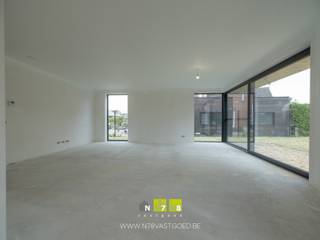 <span><strong>VRIJSTAANDE NIEUWBOUWWONING (CASCO +) MET 3 SLAAPKAMERS OP EEN PERCEEL VAN 8A83CA TE KINROOI (MOLENBEERSEL) <br /><br />TROEVEN<br /></strong>- Gelegen in een rustige omgeving. <br />- Dichtbij het centrum van Kinrooi. <br />- Gelegen dichtbij de Nederlandse grens.<br />- Energiezuinige woning.<br />- Ideale levensloopwoning: badkamer en slaapkamer op het gelijkvloers!<br />- Ruime woning met een bewoonbare oppervlakte van 182m². <br />- Casco + afwerking: mogelijkheid om verder af te werken naar eigen smaak! <strong>(let wel: aankoop aan 21% BTW)</strong> <br />- Bijgebouw aan de achterzijde van de woning met diverse mogelijkheden. <br />- Ruime achtertuin met de mogelijkheid om af te werken met een mooi terras.<strong><br /></strong><strong><br />KELDERVERDIEPING -01 | </strong>kruipkelder bereikbaar via luik in de berging. <strong><br /></strong><strong><br />GELIJKVLOERS 00<br /></strong>- Inkomhal (14,20 m²): trap naar verdieping 1, voorziening voor techniekenkast met digitale meters voorbereid, voorziening voor maatkast, beton. <br />- Woonkamer met open keuken (54,00m²): schuifraam naar het terras, veel natuurlijk lichtinval door grote raampartijen, beton. </span><br /><span>- Toilet 1 (2,20m²): aansluiting toilet voorzien, beton. </span><br /><span>- Berging (15,50m²): luik naar kruipkelder, deur naar de achterzijde, aansluiting wasmachine/droogkast en wastafel voorzien, beton. </span><span><br /></span>- Slaapkamer 1 (16,20<span>m²)</span>: ook mogelijk in te richten als bureau, aansluiting airco voorzien, beton. <br />- Badkamer 1 ( 4,90<span>m²): voorziening voor dubbele lavabo, douche, handdoekdroger, beton. </span><br /><br /><span><strong>VERDIEPING</strong> <strong>+01 </strong></span><br /><span>- Overloop (11,40 m²): trap naar het gelijkvloers, raam met zonwerend glas, betonvloer. <br />- Badkamer 2 (10,20 m²): ondoorzichtig glas, dubbele lavabo, douche, bad, beton. <br />- Toilet 2 (1,70 m²): aansluitingen voor toilet voorzien, beton. <br />- Berging (5,00 m²): omvormer, ventilatiekast, boiler, verwarmingsketel op luchtcirculatiepomp, beton. <br />- Slaapkamer 1 (14,20 m²): voorziening airco, beton. <br />- Slaapkamer 2 (16,30m²): voorziening airco, beton. <br />- Slaapkamer 3 (15,90m²): warmtewerend glas, beton. <br /></span><br /><span><strong>EXTERIEUR</strong></span><br /><span>- Voortuintje.<br />- Vergunning voor carport. <strong><br /></strong>- Oprit met kiezels.<br />- Multifunctioneel bijgebouw. <br />- Ruime tuin aan de achterzijde van de woning.<br /><br /><strong>26 ZONNEPANELEN SINDS 2025 |</strong> in de verkoopprijs zit het volledige zonnepanelensysteem begrepen (zonnepanelen, omvormer, collectoren e.a. toebehoren).<br /><br /><strong>EXTRA INFORMATIE EPC EN KADASTRAAL INKOMEN<br /></strong>- EPB in opmaak. Berekend EPB-peil conform proefversie E-12 (A+). <strong><br /></strong>- Kadastraal inkomen: nog niet gekend. (nieuwbouw). <strong><br /></strong><br /><strong>EXTRA INFO CASCO + (tot en met chapewerken/ wind-en waterdicht, alle leidingen voorzien,...) <br /></strong>Jouw huis wordt opgeleverd inclusief technische installaties, elektra, het leidingwerk, chape en pleisterwerken. <br />Je zorgt zelf voor de binnenafwerking zoals vloeren, binnendeuren, badkamer en keuken. <br />Op deze manier krijg je optimale vrijheid om jouw woning precies de uitstraling en inrichting te geven die jij verkiest! <strong><br /></strong><br /><br />Bekijkt u deze advertentie via een aanverwante vastgoedsite, surf dan zeker naar onze website <strong>www.N78vastgoed.be</strong> voor een uitgebreide beschrijving en foto's. <strong>Meer info: +32 (0)89 86 18 88 of info@N78vastgoed.be.</strong></span>