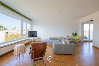 Welkom in dit prachtige 2-slaapkamer appartement gelegen in Ukkel. Met een woonoppervlak van 90 m² biedt dit modern ingerichte appartement alles wat u zoekt voor een comfortabele levensstijl.Het appartement beschikt over een groot en lumineuze leefruimte met een prachtig zicht over Brussel en de omgeving. Dit is de ideale plek om, na een lange werkdag, tot rust te komen en te genieten van de prachtige zonsondergang. De keuken is volledig uitgerust en beschikt over moderne apparatuur, waar uw culinaire creativiteit tot uiting kan komen. De twee slaapkamers zijn voorzien van grote ramen die veel natuurlijk licht binnenlaten, en bieden voldoende ruimte voor het hele gezin. Beide slaapkamers bieden eveneens toegang tot het terras. De badkamer is functioneel ingericht, voorzien van een bad, wastafel en alle noodzakelijke voorzieningen. Ideaal gelegen in Ukkel dicht bij winkels, restaurants en het openbare vervoer, past dit appartement aan elke levensstijl. Aarzel niet en maak van dit appartement uw thuis.