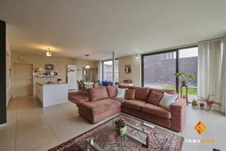 Deze recente, moderne woning met 3 slaapkamers is gelegen op een mooi perceel van 5a37ca, in een rustige, kindvriendelijke buurt en toch vlakbij...