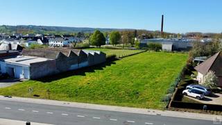Dit mooi perceel grond kan u terugvinden in een rustige straat te Berchem (Kluisbergen), vlakbij de dorpskern, winkels en openbaar vervoer. GEEN BOUWVERPLICHTING! Het perceel heeft een straatbreedte van +-35m en een diepte van +- 100m, in totaal 3.310m<sup>2</sup>. <br /><br />- Veel potentieel (verkavelen voor gezinswoningen of meergezinswoningen) <br />- Zuidwest oriëntatie <br />- Rustige weg, aan de voet van de Oude Kwaremont. <br /><br />Interesse? Contacteer Jens 0488 98 13 30 - jens@immoboss.be <br /><br /> 