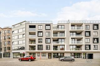 Recent, move-in ready penthouse in a central location, featuring two exceptionally spacious terraces (front and rear).Layout: consisting of an...