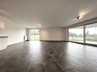 Dit leuk 2 slaapkamer appartement (130 m²) met terras (30,20 m²) ligt op de gelijkvloerse verdieping van een recent gebouw gelegen nabij de oprit...
