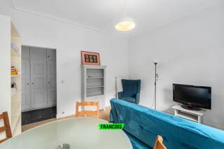 Dit prachtig appartement met één slaapkamer, gelegen in de gegeerde wijk Châtelain in Elsene, beschikt over een bewoonbare oppervlakte van 54 m² (EPC) en bevindt zich op de tweede verdieping van een verzorgd gebouw. Dankzij de centrale ligging geniet u hier van een bruisende omgeving met tal van winkels, restaurants, openbaar vervoer en andere voorzieningen op wandelafstand.<br /><br />Bij het betreden van het appartement komt u binnen in een ruime inkomhal met vestiaire, die u leidt naar de lichtrijke leefruimte met directe toegang tot een zonovergoten terras. Verder is er een aparte, uitgeruste keuken, een ruime slaapkamer en een badkamer die is ingericht met een bad en lavabo.<br /><br />Divers: Parketvloeren en dubbele beglazing in PVC raamprofielen, verwarming gebeurt op aardgas (vloerwarming), natuurlijke ventilatie aanwezig, kelderruimte aanwezig, syndicuskosten €200 per maand en omvatten onder meer vloerverwarming en water en de notarisattesten en het elektriciteitsattest zijn momenteel in aanvraag.<br /><br />Een ideale opportuniteit voor wie op zoek is naar een stijlvol appartement op een toplocatie in Elsene.<br /><br />