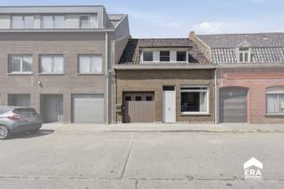 <p><strong>TE KOOP: Gezellige woning in het centrum van Watou</strong><br /> </p>
<p>Deze betaalbare rijwoning met potentieel kan je terugvinden op een centrale ligging in Watou. De woning beschikt over twee slaapkamers en is een interessante opportuniteit voor de handige harry. Dankzij de ligging in het centrum geniet u van een vlotte bereikbaarheid en alle dagelijkse voorzieningen binnen handbereik. Een compacte woning met een functionele indeling, ideaal voor starters of investeerders.<br /> </p>
<p>Belangrijkste ruimtes:<br />• Woonkamer met aangename leefruimte<br />• Functionele keuken met aansluitende voorzieningen<br />• Badkamer<br />• 2 slaapkamers<br />• Garage met extra bergruimte<br />• Zolder<br />• Tuin met extra bergruimte</p>
<p>Troeven:<br />• Centrale ligging in Watou<br />• Betaalbare woning <br />• Garage én buitenruimte</p>
<p> </p>
<p>Neem vandaag nog contact op met je ERA-makelaar voor een bezoek.</p>
<p> </p>
<p>JOUW DROOMHUIS. ZO GEVONDEN!</p>