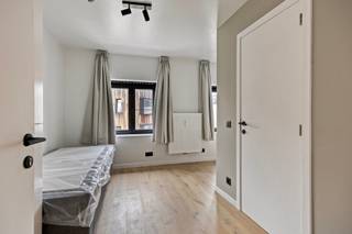 <span><span><strong>*Uniek investeringsvastgoed*</strong></span><br /><br />Aan de Stadsrand van de bruisende studentenstad Leuven namelijk op de hoek van de Naamsesteenweg met de Groenstraat kan je dit uniek opbrengstproject vinden. </span><span>Het pand is uiterst centraal gelegen, ideaal voor studenten zowel studerende in het centrum als de Campussen in Heverlee: Arenberg, UCLL, Sportkot... </span><span>Dit opbrengstpand </span><span>omvat 35 moderne entiteiten namelijk 31 kamers privatief sanitair en 4 studio's voorzien van al het nodige comfort en bemeubeling. </span><br /><br /><span>Alle entiteiten </span><span>kunnen indien gewenst voorzien worden van een verhuring.</span><span> Nettorendement 3,5%. Oplevering verbouwing start academiejaar 2024-2025.</span><br /><br /><span><strong>Wens je meer informatie? Dat kan ! Contacteer onze Expert Investeringsvastgoed: Jacky 0495 53 46 49 of jacky@connect-immo.be</strong></span><br /><br /><span>EPB Startverklaring!</span><br /><span>wg, gdv, gvkr, gvv</span>