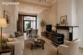 De woning heeft veel karakter en potentieel om getransformeerd te worden tot een moderne gezinswoning. Gelegen in de rustige Sint-Clarastraat, met de Gistfabriek en de Langerei om de hoek, bevindt het zich in een levendige buurt. Dit huis is te koop en biedt een unieke gelegenheid om te wonen in Brugge en het geheel naar eigen smaak in te richten. De locatie is uitstekend, dicht bij het stadscentrum en het station van Brugge, met een vlotte verbinding naar de ring en invalswegen.<br /><br />Indeling:<br />Gelijkvloers: <br />- Ruime inkomhal <br />- Woonkamer<br />- Eetkamer<br />- Keuken <br />- Tuin/ terras<br /><br />Eerste verdieping:<br />- Nachthal<br />- 3 slaapkamers<br />- Badkamer<br /><br />Tweede verdieping:<br />- 4de slaapkamer<br />- Zolderkamer<br /><br />Opmerking: De bijgevoegde AI-visualisaties dienen louter ter inspiratie. Ze houden geen rekening met technische limieten, stedenbouwkundige voorschriften of de feitelijke realisatiemogelijkheden.