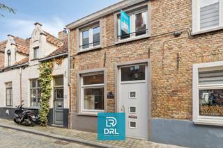 Deze charmante stadswoning is ideaal gelegen in het rustige gezellekwartier van de Brugse binnenstad, vlakbij Sint-Annakerk. Ze combineert comfort...