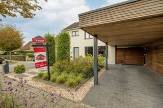 <p>Palton troeven:</p>
<p>- Instapklaar<br />- Gunstige EPC-score<br />- Zonnepanelen<br />- Gelijkvloers wonen mogelijk<br />- Rustige ligging nabij centrum<br /><br />Welkom bij Hulstbos 24. Deze instapklare gezinswoning op een mooi perceel van 501 m² combineert comfort, ruimte en gezelligheid met een prachtig aangelegde, omheinde tuin. Bij het binnenkomen verwelkomt de inkomhal u met een gastentoilet, vestiaire en vaste trap naar de eerste verdieping. <br />De inkomhal brengt u tevens tot aan de sfeervolle woonkamer. Deze is ingericht met een gezellige zithoek en een eetgedeelte. Aansluitend aan de eetruimte bevindt zich een ruime uitbouw met grote raampartijen. Dankzij de vele lichtinval is dit een heerlijke, veelzijdige ruimte die naar wens kan worden ingericht als extra leefruimte, thuiswerkplek, speelkamer of hobby ruimte. De uitbouw is voorzien van vloerverwarming wat zorgt voor extra comfort. De keuken is uitgerust met een keramische kookplaat, combi-oven, vaatwasser, dampkap en natuurstenen werkblad. Door haar centrale ligging behoudt u vanuit de keuken een mooi zicht op zowel de leefruimte van de woning als op de tuin aan de achterzijde. Grenzend aan de keuken bevindt zich een praktische berging en een doucheruimte met lavabo in meubel, douche en aansluiting voor wasmachine en droger. Op het gelijkvloers bevindt zich tevens een ruime slaapkamer. Dit biedt niet alleen extra wooncomfort maar is ook bijzonder geschikt voor wie gelijkvloers wonen belangrijk vindt.<br /><br />Op de eerste verdieping bevinden zich vier slaapkamers (ca. 16, 16, 12 en 9m²) welke via de nachthal te bereiken zijn. De badkamer op deze verdieping is ingericht met een bad, douche, dubbele lavabo en toilet. Vanuit de nachthal heeft u toegang tot de bergzolder.<br /><br />De volledig omheinde tuin is recent opnieuw aangelegd. Ook is deze perfect geschikt om heerlijke avonden in te beleven. Er bevindt zich onder andere een overdekte terras met buitenkeuken en nog een apart terras met praktisch tuinhuis. Vanuit de tuin is er een directe toegang tot de carport ( niet vergund). Tevens zijn er nog twee staanplaatsen.<br /><br />Bent u opzoek naar een instapklare woning met vijf slaapkamers, gunstig EPC, een heerlijke tuin op een rustige locatie?<br />Neem dan snel contact op via Judith@palton.be of bel naar 0032492- 78 31 74.</p>