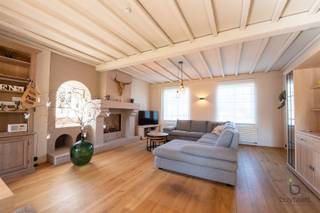 <p><span>CHARMANTE KARAKTERVOLLE WONING MET VIJF SLAAPKAMERS EN TUIN!</span></p><p><span>Welkom in deze instapklare woning in de ‘Bloemenwijk’ te Zoersel, een thuis voor wie houdt van rust en comfort. </span></p><p><span>Dit gezellig &amp; knusse huis met een bewoonbare oppervlakte van +/- 180m² op een mooi perceel van 1650m² is de ideale plek om van uw thuis te genieten.</span></p><p><span>Bij binnenkomst wordt u ontvangen in de inkomhal met trap, gastentoilet met handenwasser en open vestiaire, die verder toegang geeft tot de keuken en de woonkamer.</span></p><p><span>De eigentijdse lichte leefruimte (44 m²) op parket loopt van de zitplaats over in de stijlvolle eetkamer, ideaal voor gezellige momenten met familie en vrienden. </span></p><p><span>De grote ramen met een mooi uitzicht op de tuin zorgen voor natuurlijk licht wat een warme uitnodigende sfeer creëert en de elektrische sierhaard zorgt voor de gezelligheid in de koudere maanden. </span></p><p><span>De naastgelegen keuken (12m²) is volledig uitgerust en combineert AEG en Miele toestellen (combi-oven, oven, dampkap, inductieplaat, afwasmachine en koelkast)  met een traditionele uitstraling, terwijl het praktische doordacht ontwerp zorgt voor een optimaal kookgemak.</span></p><p><span>Het huis is uitgerust met een inpandige garage en berging (32m²) met alle nutsvoorzieningen, een manuele dubbele houten poort, goed voor twee wagens en extra opbergruimte. </span></p><p><span>Verder ook voldoende parkeergelegenheid voor 4 wagens op de oprit.</span></p><p><span>Op de eerste verdieping een nachthal (8m²), hier bevinden zich vijf slaapkamers (15,5m², 9m², 11,50m², 10m² en 14,5m²), een badkamer (7,5m²) met dubbel lavabomeubel, spiegelkast, toilet en bad/douche combinatie.  </span></p><p><span>Verder een extra berging (5m²) met zolderluik met toegang via een vlizotrap tot een opbergzolder. </span></p><p><span>Buiten geniet u van een prachtige omheinde tuin die rust biedt en uitnodigt tot relaxen. Het gezellige gevelbreedte deels overdekte terras op bankirai geeft je een verlenging van de leefruimte naar buiten toe, net een vakantiegevoel!</span></p><p><span>Dit huis combineert het traditioneel wonen met de functionaliteit van moderne voorzieningen. Combinatie van overwegend parket vloeren en verschillende tegels op het gelijkvloers en laminaat en tegels op de eerste verdieping.</span></p><p><span>De ligging combineert een rustige leefomgeving met in de dichte nabijheid alle nodige faciliteiten en belangrijke verbindingswegen.</span></p><p><span>Pluspunten: instapklaar, rustig doch centraal gelegen, 14 zonnepanelen, volledig omheinde tuin, alarmsysteem, waterontharder, deels vliegenramen, keuring EK conform, EPC B label, nieuwe ramen 2021,...</span></p><p><span>Contacteer ons voor meer informatie of een bezichtiging! </span></p><p><span> </span></p><p><span> </span></p>