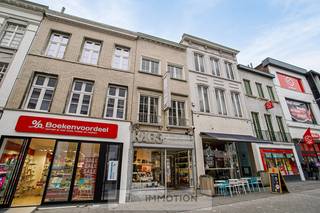 Commercieel zeer goed gelegen handelswoning in hartje Kortrijk !<br /><br />Deze aantrekkelijke handelswoning is gelegen in de bruisende Lange Steenstraat, een levendige winkelstraat met een hoge voetgangersstroom en uitstekende zichtbaarheid.<br /><br />Deze handelswoning heeft de volgende indeling : <br />Gelijkvloers: winkelruimte van +/- 50 m², ideaal voor detailhandel of een boetiek. <br />Bovenverdiepingen: twee verdiepingen met een appartement.<br />Dit te renoveren appartement beschikt over 2 slaapkamers, woonkamer, keuken, badkamer en een zolder. <br />Dit pand combineert een toplocatie met een uitstekende indeling, waardoor het een ideale investering is voor ondernemers en beleggers.<br />Grijp deze unieke kans en vestig uw zaak in een van de meest populaire winkelstraten van Kortrijk !<br /><br />Voor meer informatie of een bezichtiging, aarzel niet om contact op te nemen met Christophe :<br />T 0497 41 37 37<br />M christophe@immotion.be