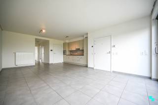 Geniet van dit tweeslaapkamerappartement met een unieke ligging in de nabijheid van het centrum van Oostrozebeke. Hoewel het op een steenworp...