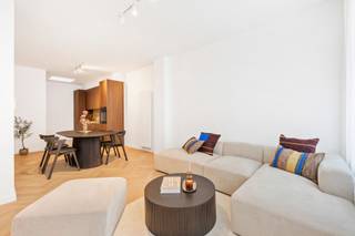Dit stijlvol gerenoveerde gelijkvloers appartement geniet van een uiterst centrale ligging in Antwerpen, op slechts vijf minuten fietsen van...